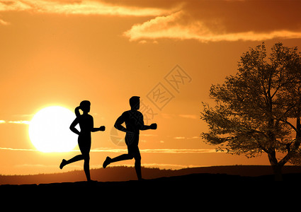 美女在海边奔跑两个人在夕阳时的海边跑步设计图片