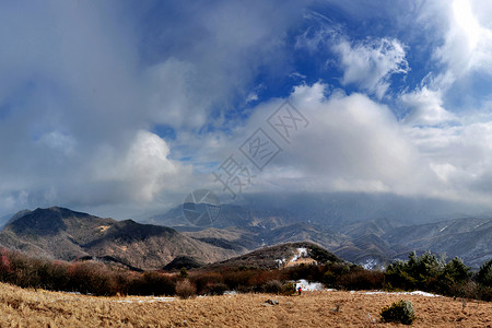 小县城冻山背景