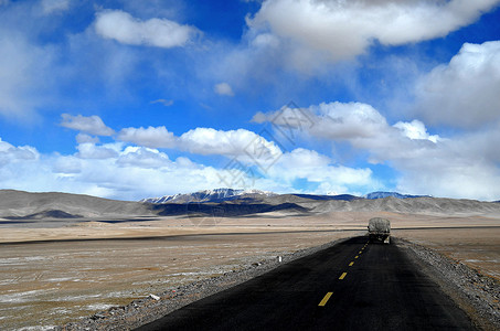 新藏线孤独的汽车背景图片