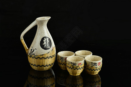 古朴的陶瓷酒具五件套背景图片