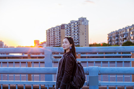 个性建筑素材黄昏帅气女人背包旅游背景