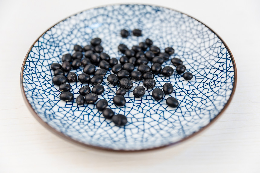 文艺纹理盘子能量黑豆棚拍图片