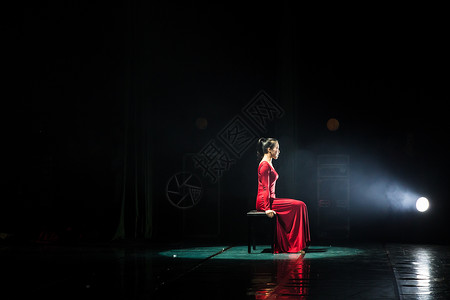 红裙舞者现代舞开场背景图片