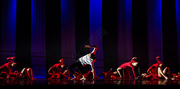 男性舞者在红裙舞者领舞背景图片