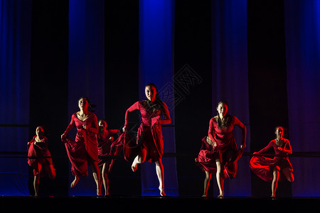 红裙舞者表演现代舞奔跑背景图片