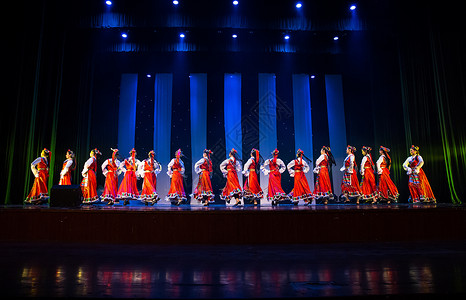 舞蹈培训中心年轻女性舞者表演藏族舞蹈背景