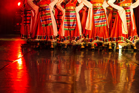 年轻女性舞者表演藏族舞蹈背景
