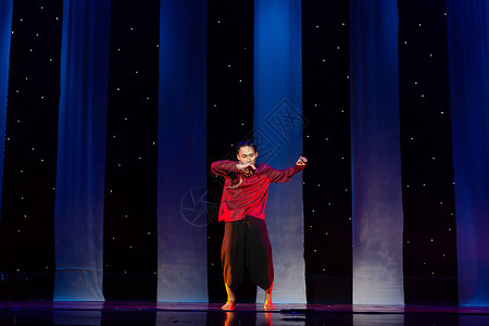 藏族舞蹈男性舞者表演藏族现代舞背景