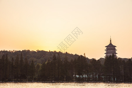 杭州西湖黄昏静谧雷锋塔图片