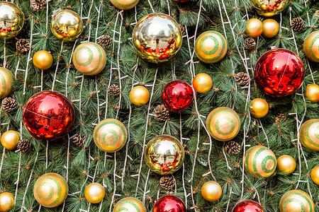 商场圣诞树温馨彩球装扮图片