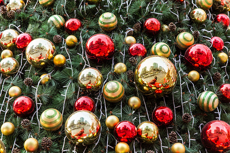 商场圣诞树温馨彩球装扮背景图片