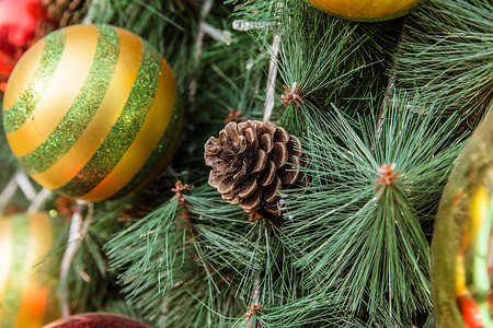 商场圣诞树温馨松果装扮背景图片