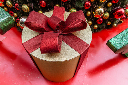 商场圣诞树温馨礼盒装扮背景图片