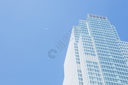 简洁商务大厦蓝天飞机图片