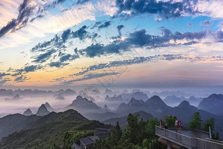 桂林上水高山上绚丽的早晨日出霞光背景