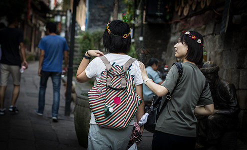 头上长草的女孩高清图片