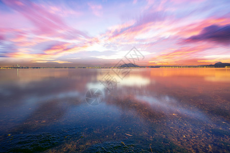 彩霞中美丽的湖景高清图片