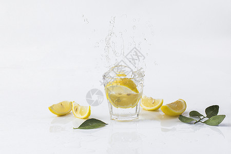黄色柠檬饮料柠檬溅起的水花背景