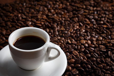 香浓美味的深色咖啡和咖啡豆背景图片