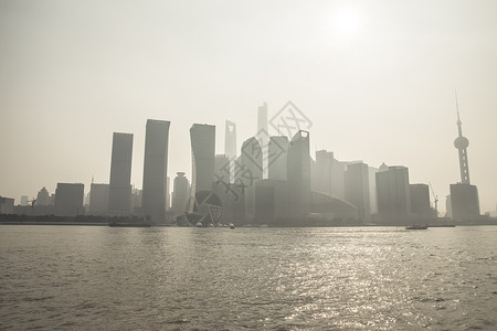 雾霾中的船雾霾中上海黄浦江与陆家嘴背景