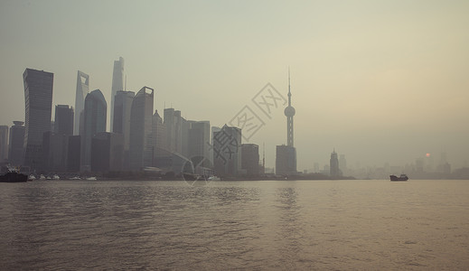 雾霾中的船雾霾中的上海黄浦江陆家嘴背景