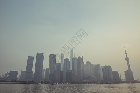 雾霾中的上海黄浦江陆家嘴图片