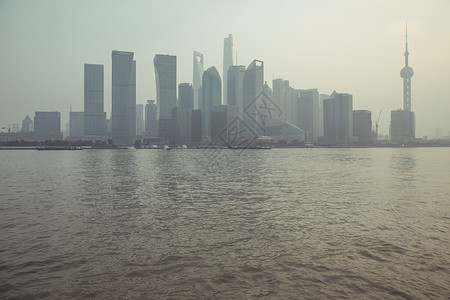 雾霾中的船雾霾中的上海黄浦江陆家嘴背景