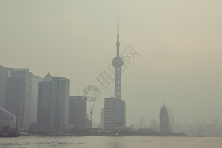 雾霾中的船雾霾中的上海黄浦江陆家嘴背景