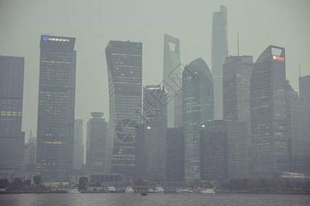 上海 雾霾雾霾中的上海黄浦江陆家嘴背景