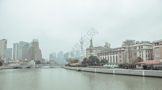 雾霾中的船雾霾中的苏州河与陆家嘴背景