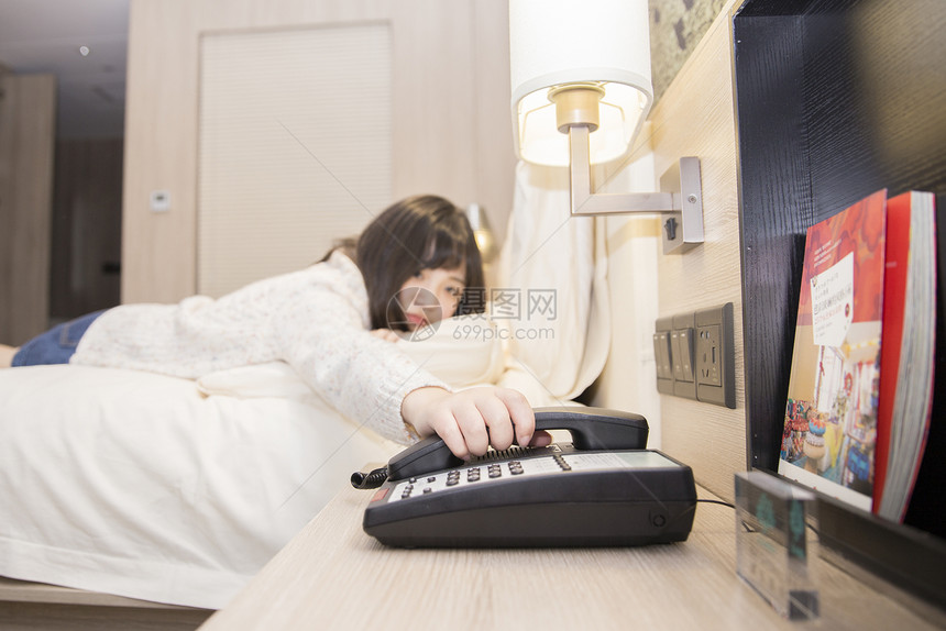 正在打电话的女孩图片