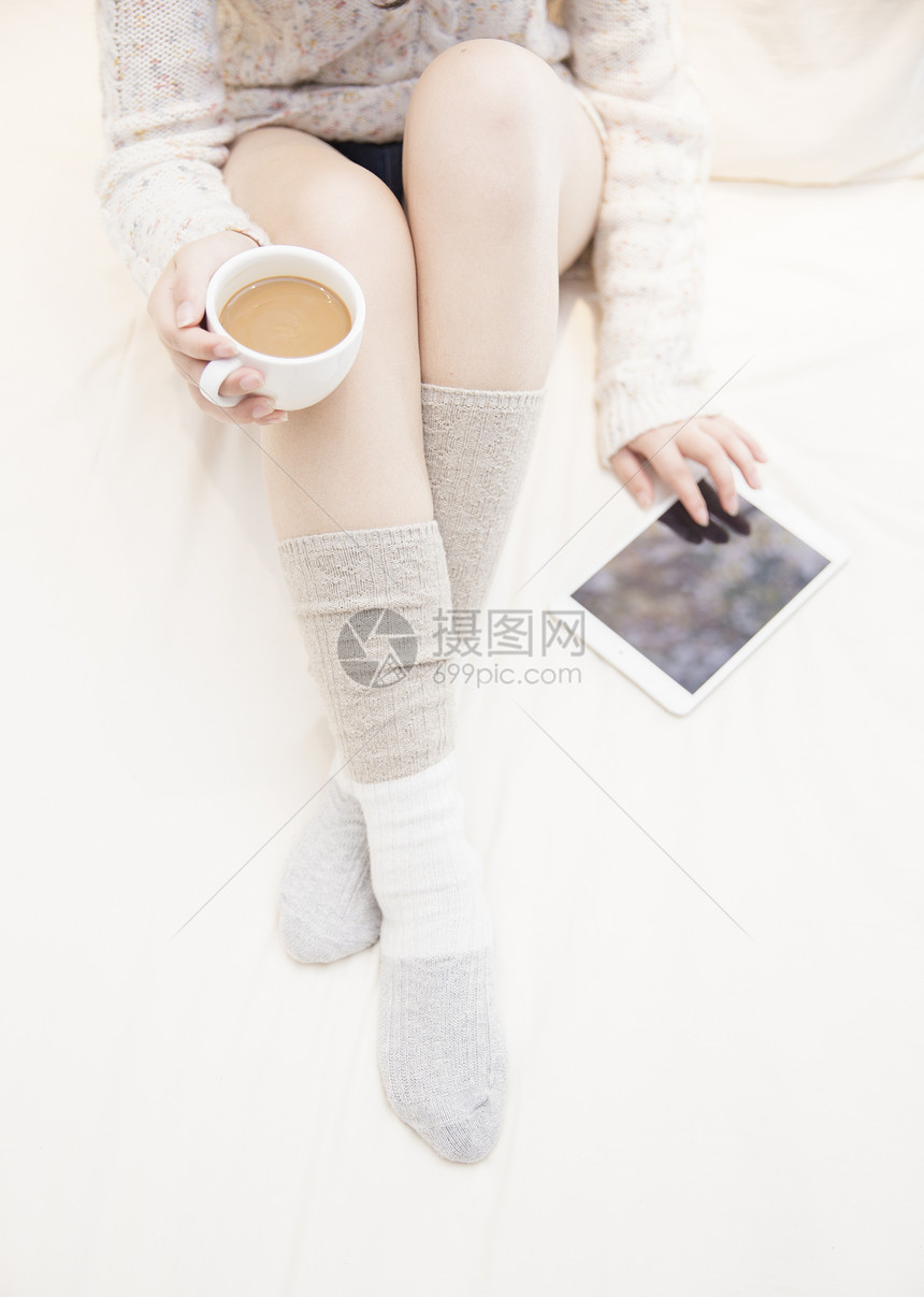 手捧咖啡杯的女生图片