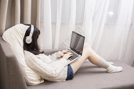 音乐家庭智能生活听歌用电脑的女孩背景