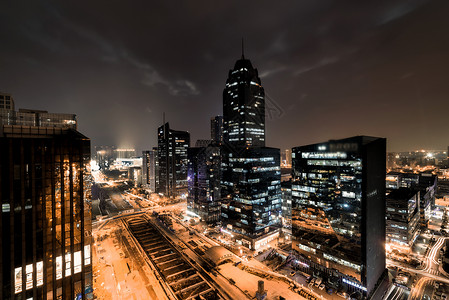 黑金色的车水马龙的城市夜景高清图片