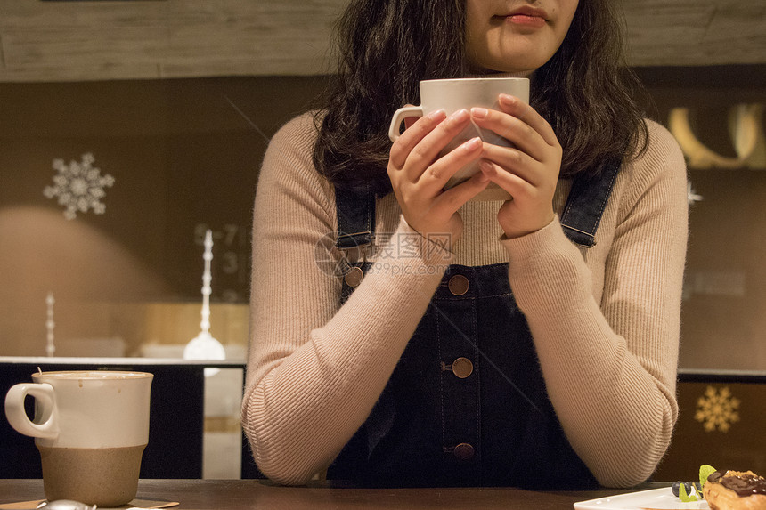 喝咖啡的女孩图片