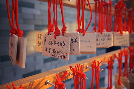 红色传统线条中国新年春节平安牌背景