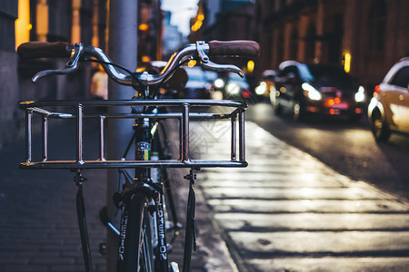 城市慢生活城市路边自行车背景