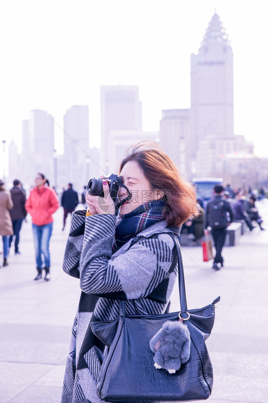城市街头女性摄影师在拍照图片