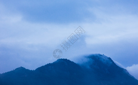 大气云雾风景朦胧山脉背景图片