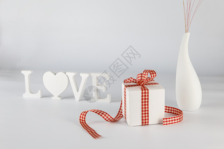 新年快乐立体字情人节礼物盒LOVE立体字花瓶在白色背景上背景