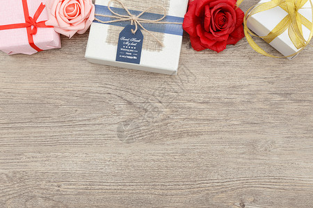 情人节礼盒玫瑰花在木纹背景上背景图片