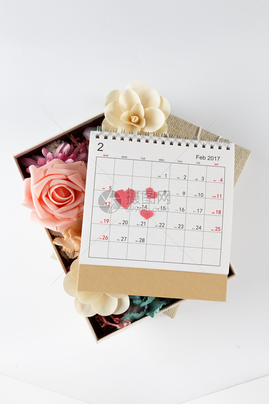 情人节日历爱心礼物盒花在白色背景上图片