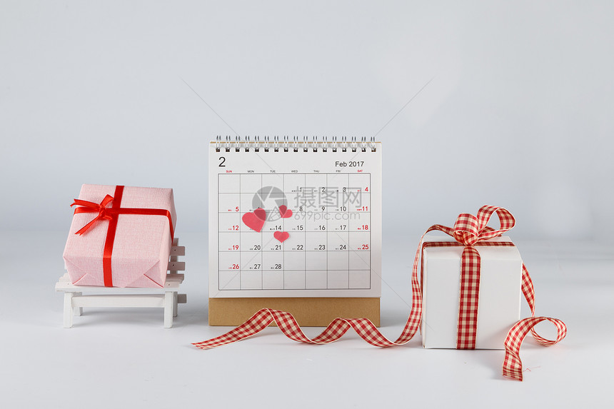 情人节日历爱心礼物盒在白色背景上图片
