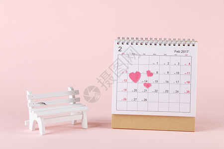 情人节日历玫瑰花瓣在粉色上背景图片