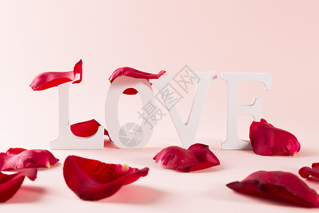 粉色台子爱心情人节玫瑰花花瓣LOVE字母背景背景