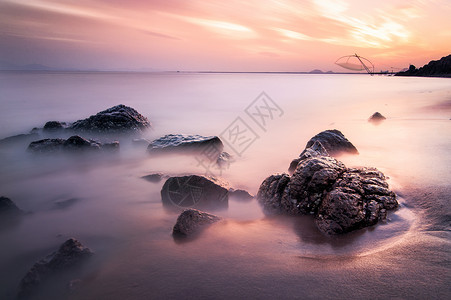 巨石壁纸海滩上的彩霞背景