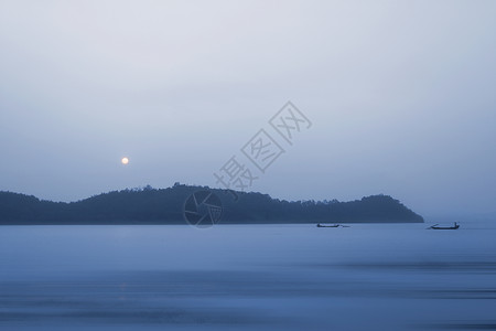 东钱湖水墨风的湖中的船背景