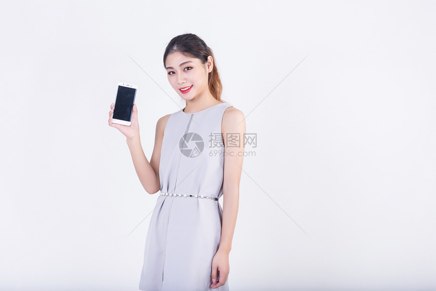 商务套裙女性展示手机图片