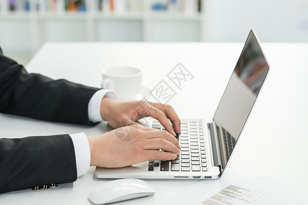 商务人士使用电脑办公桌高清图片素材