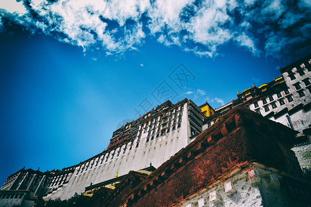 巍峨的布达拉宫仰视图背景图片